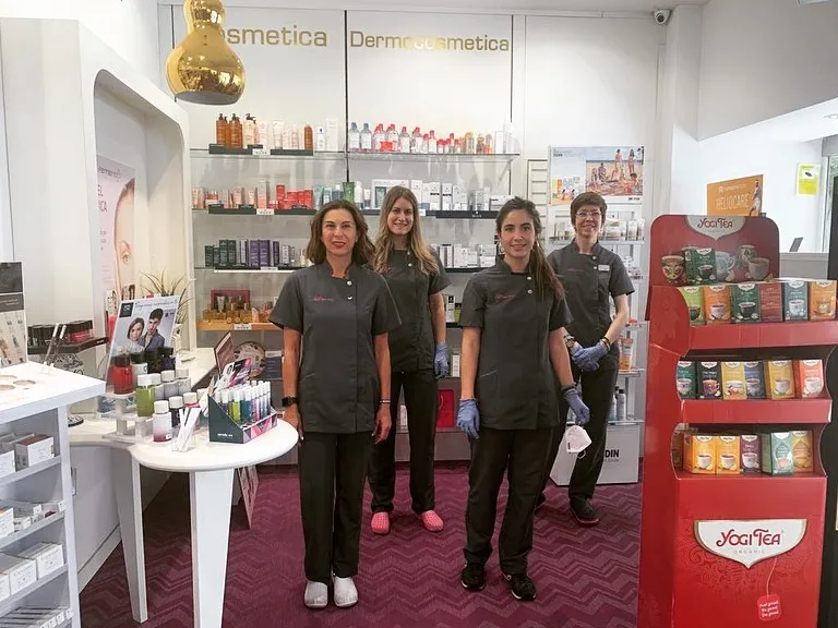Equipo de Farmacia Ferraz 53 en el espacio de dermocosmética