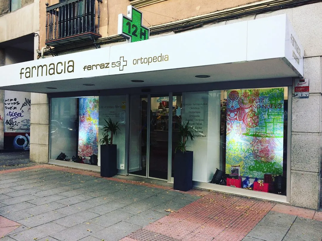 Fachada de Farmacia Ferraz 53 en Madrid