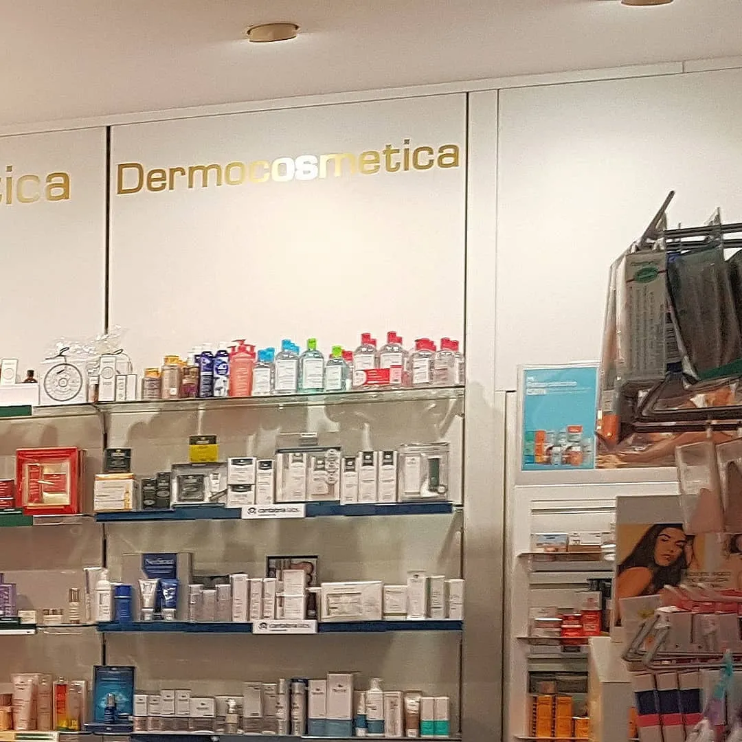 Rótulo Dermocosmética en el interior de Ferraz 53