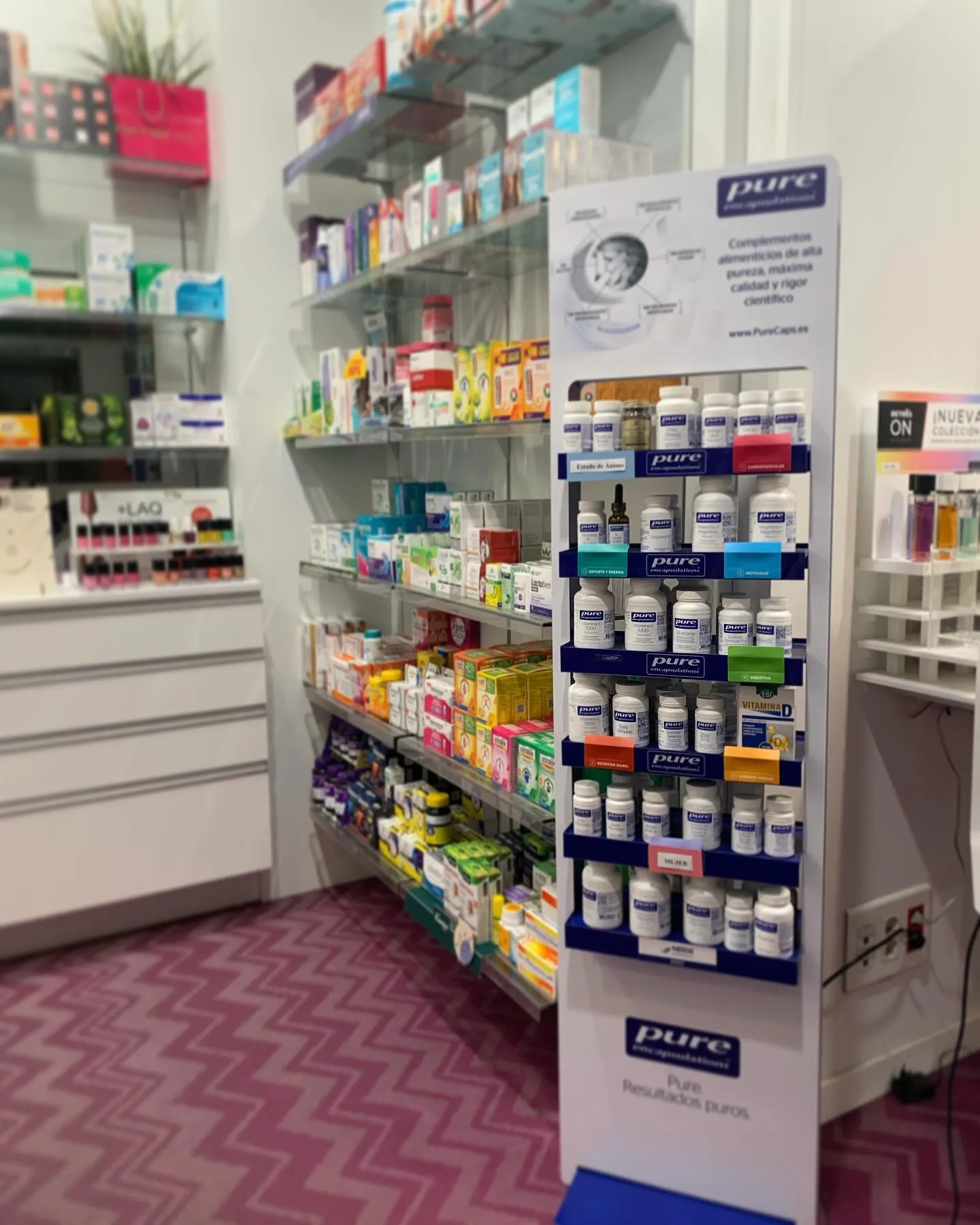 Expositor de complementos nutricionales en Farmacia Ferraz 53